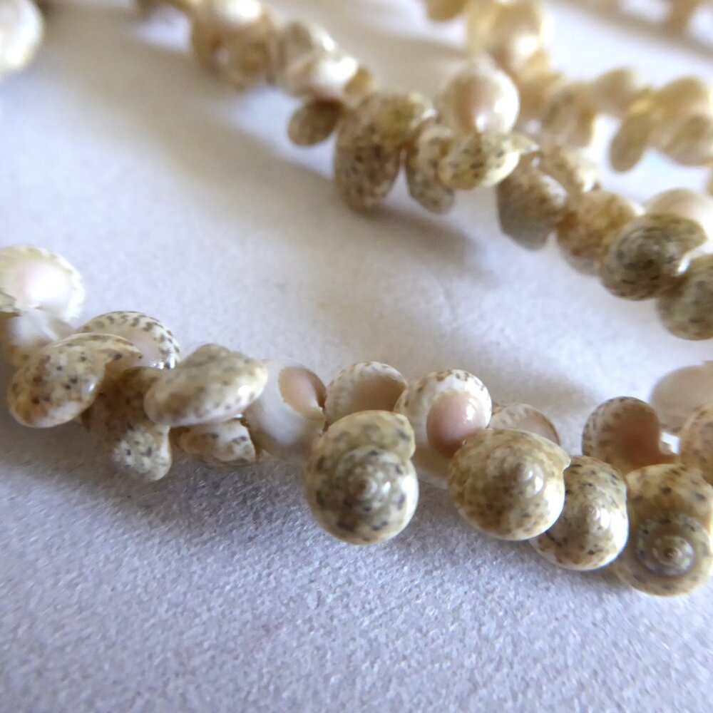 VINTAGE HAWAIIAN 32”-36” PIKAKE NATURAL MINI TURBO SHELL NECKLACE LEI SET OF 6 - Picture 4 of 8